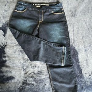 Brand new Reitmans Denim Capris Size 31